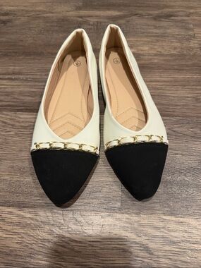 Women’s Two-Tone Pointed Toe Flats with Gold Chain